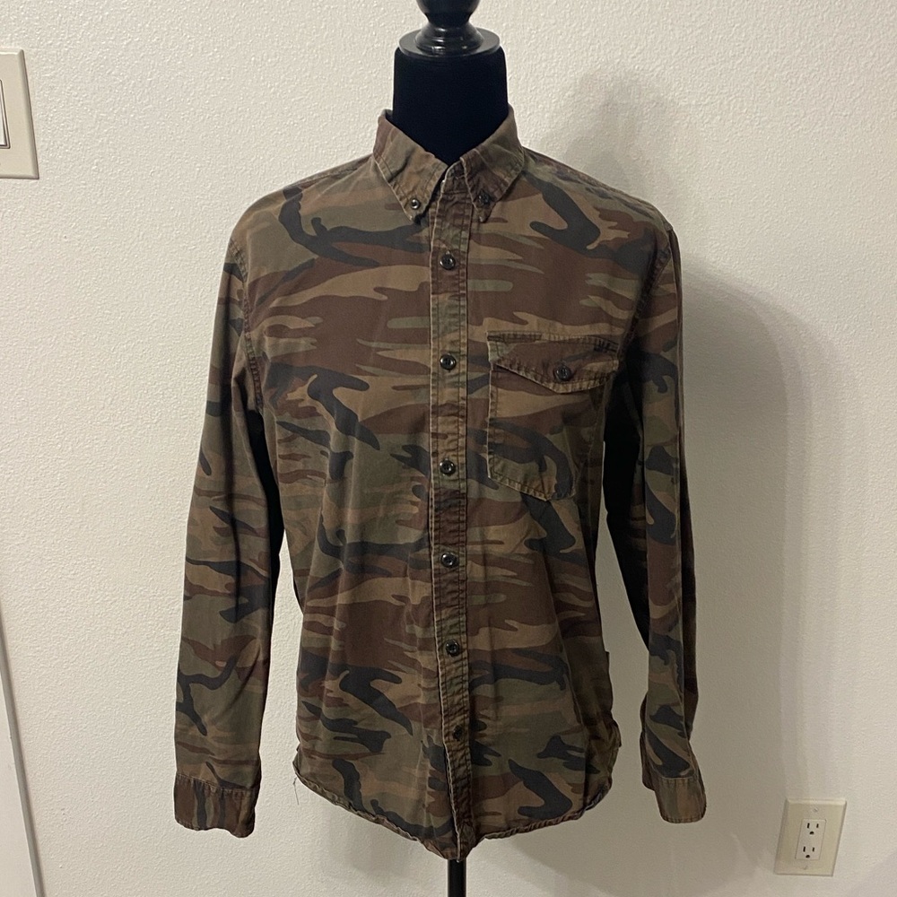 Field & Stream Camouflage Button Down Small Pit to Pit 18” Extra Buttons